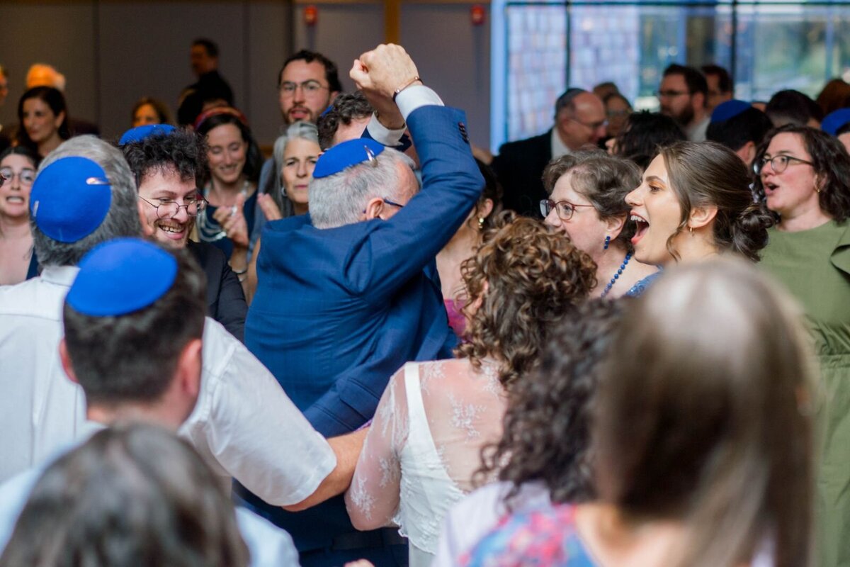 Eliana-Melmed-Photography-Chicago-LosAngeles-Jewish-WeddingPhotography-ShulaNoah-Simcha-Dancing-00109