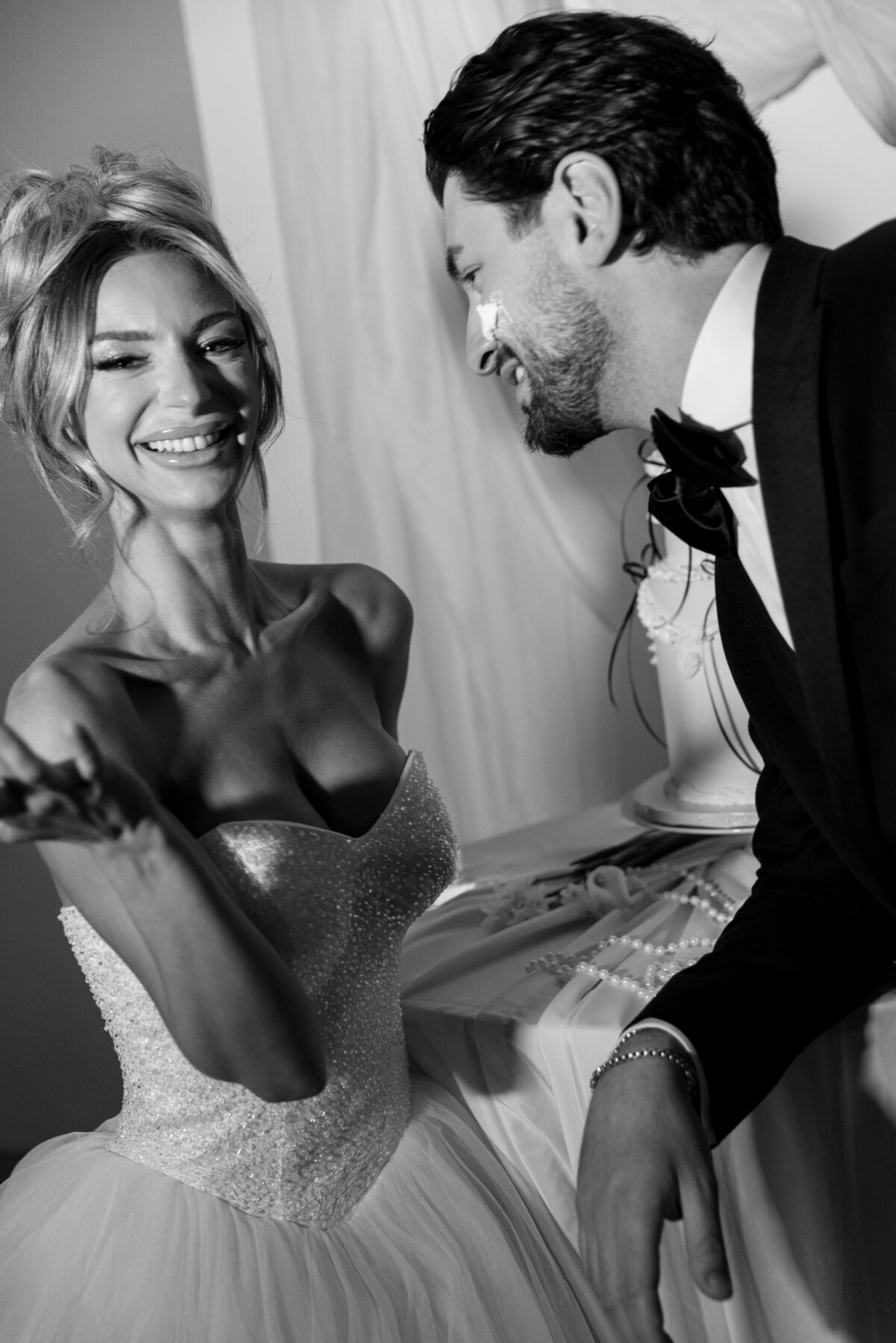 Montreal Wedding Photographer | Elegant bride and Groom sweet table pictures on a wedding day | Luxury Moment Photography
