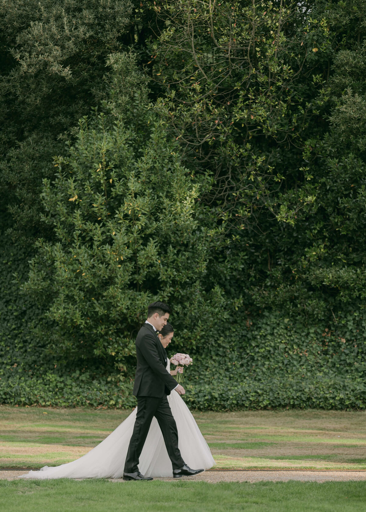 chloe-winstanley-weddings-syon-park-bride-groom-entrance