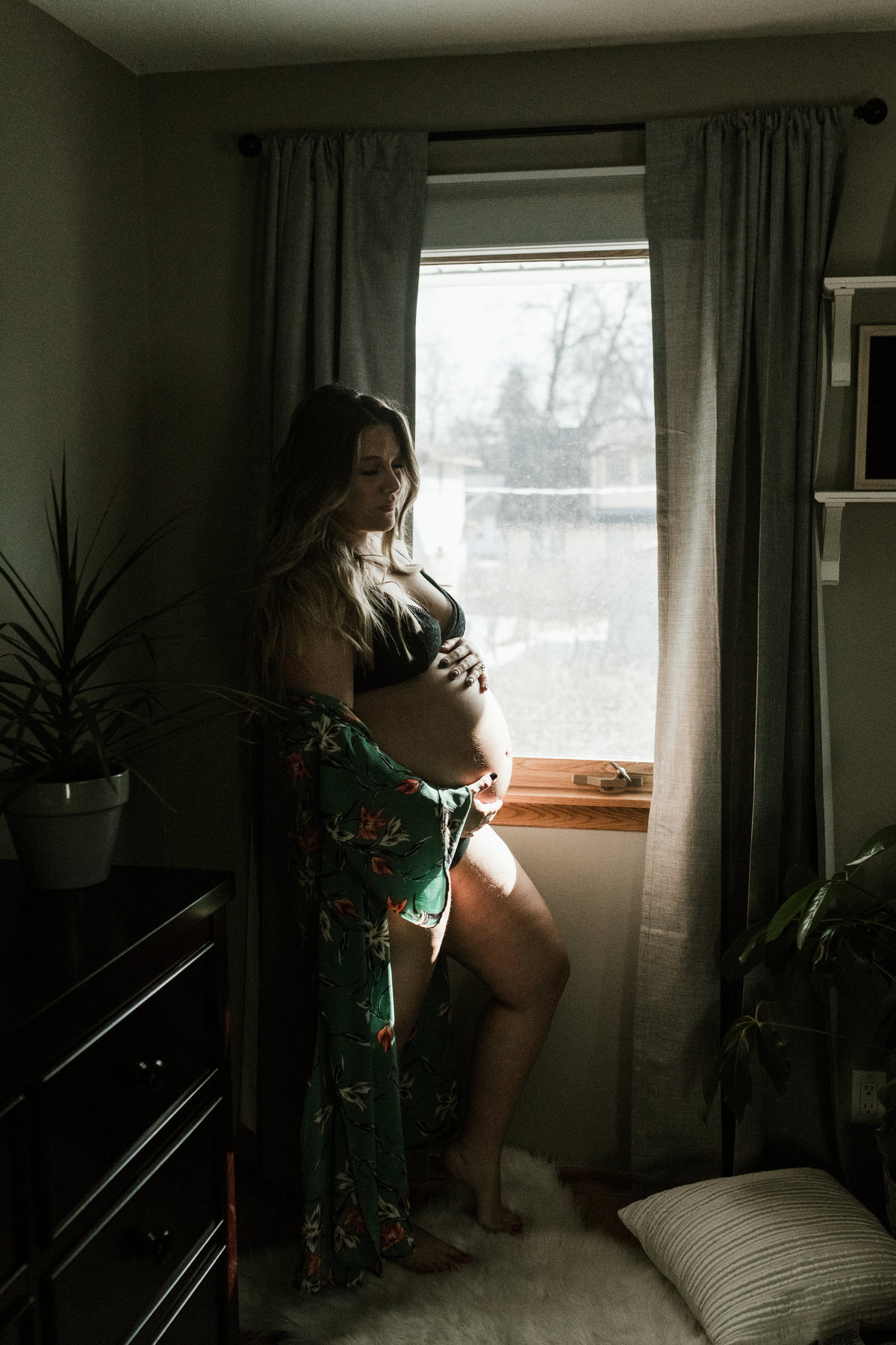 in_home_maternity_session_minneapolis_moody_sunshine