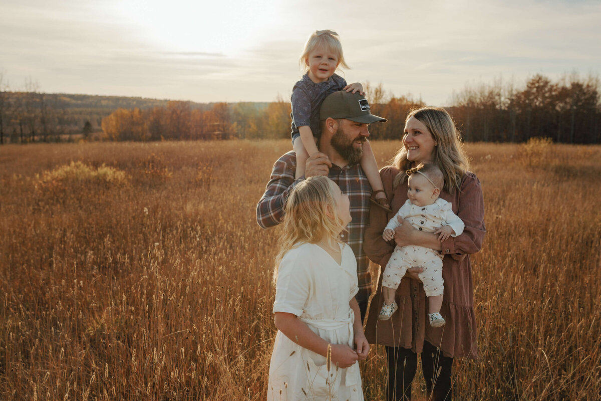 central-alberta-fall-golden-hour-family-lifestyle-photographer-0001