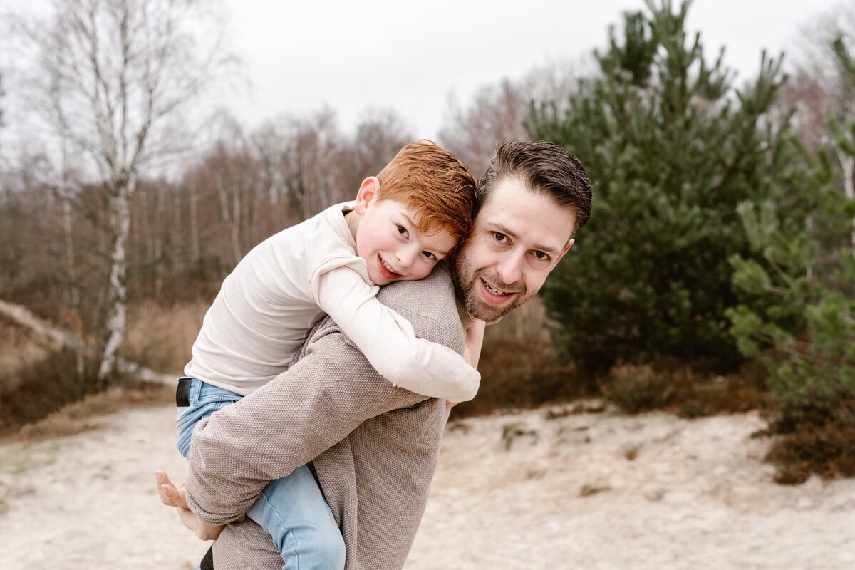 familie fotograaf Drenthe - vader en zoon in natuur fotoshoot.