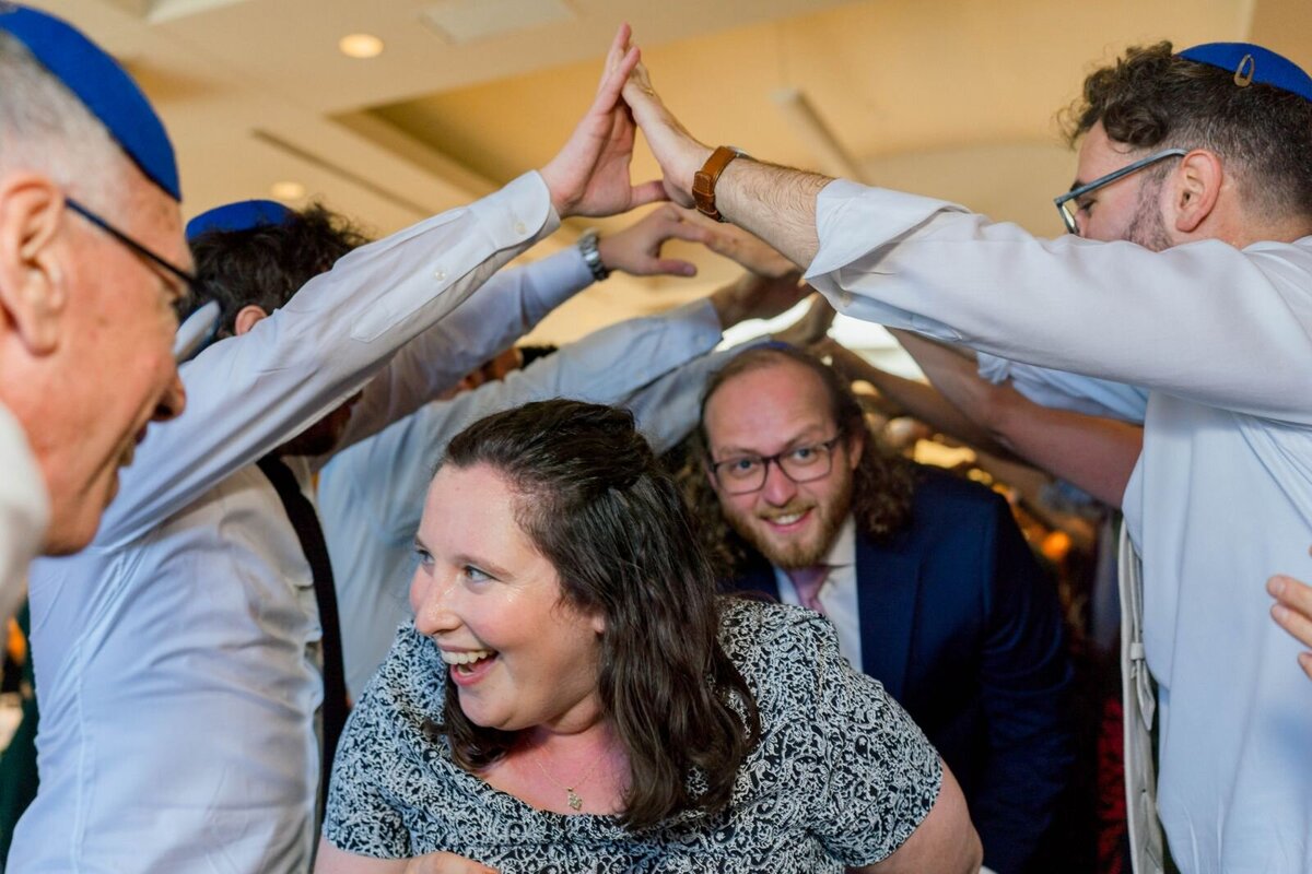 Eliana-Melmed-Photography-Chicago-LosAngeles-Jewish-WeddingPhotography-ShulaNoah-Simcha-Dancing-00014