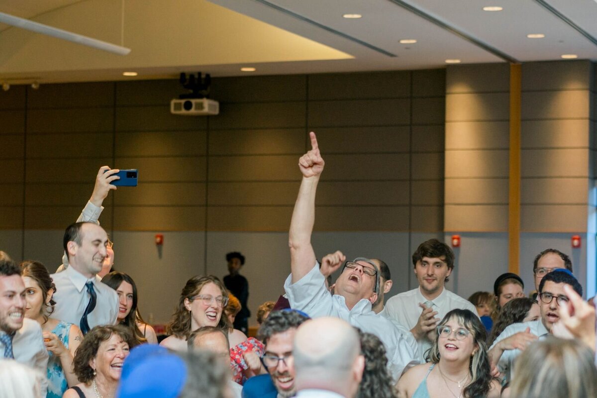 Eliana-Melmed-Photography-Chicago-LosAngeles-Jewish-WeddingPhotography-ShulaNoah-Simcha-Dancing-00089