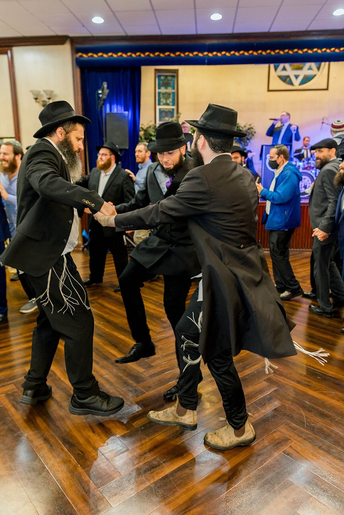 Eliana-Melmed-Photography-Chicago-LosAngeles-Jewish-WeddingPhotographer-CarmiKalman-MensDancing-00028