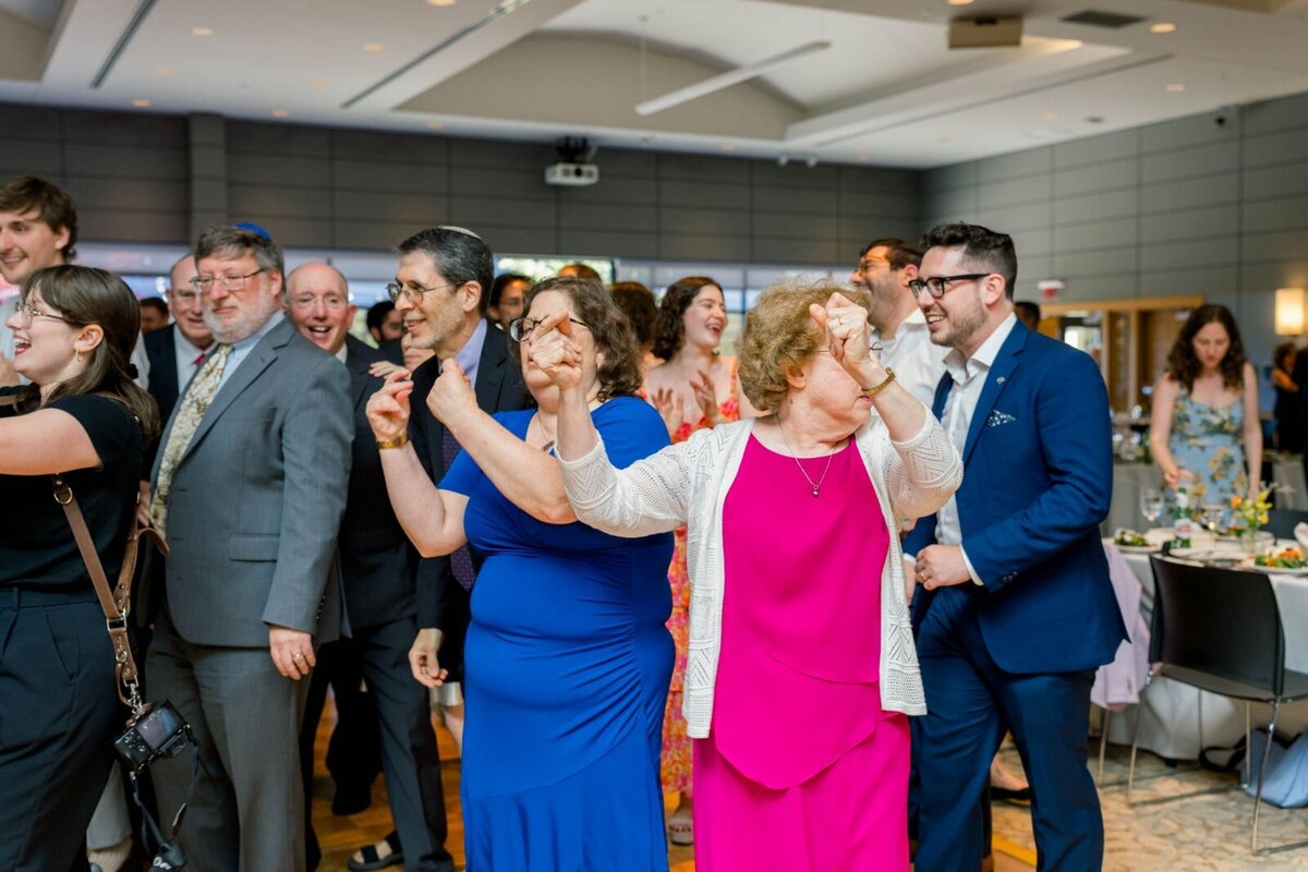 Eliana-Melmed-Photography-Chicago-LosAngeles-Jewish-WeddingPhotography-ShulaNoah-Simcha-Dancing-00065
