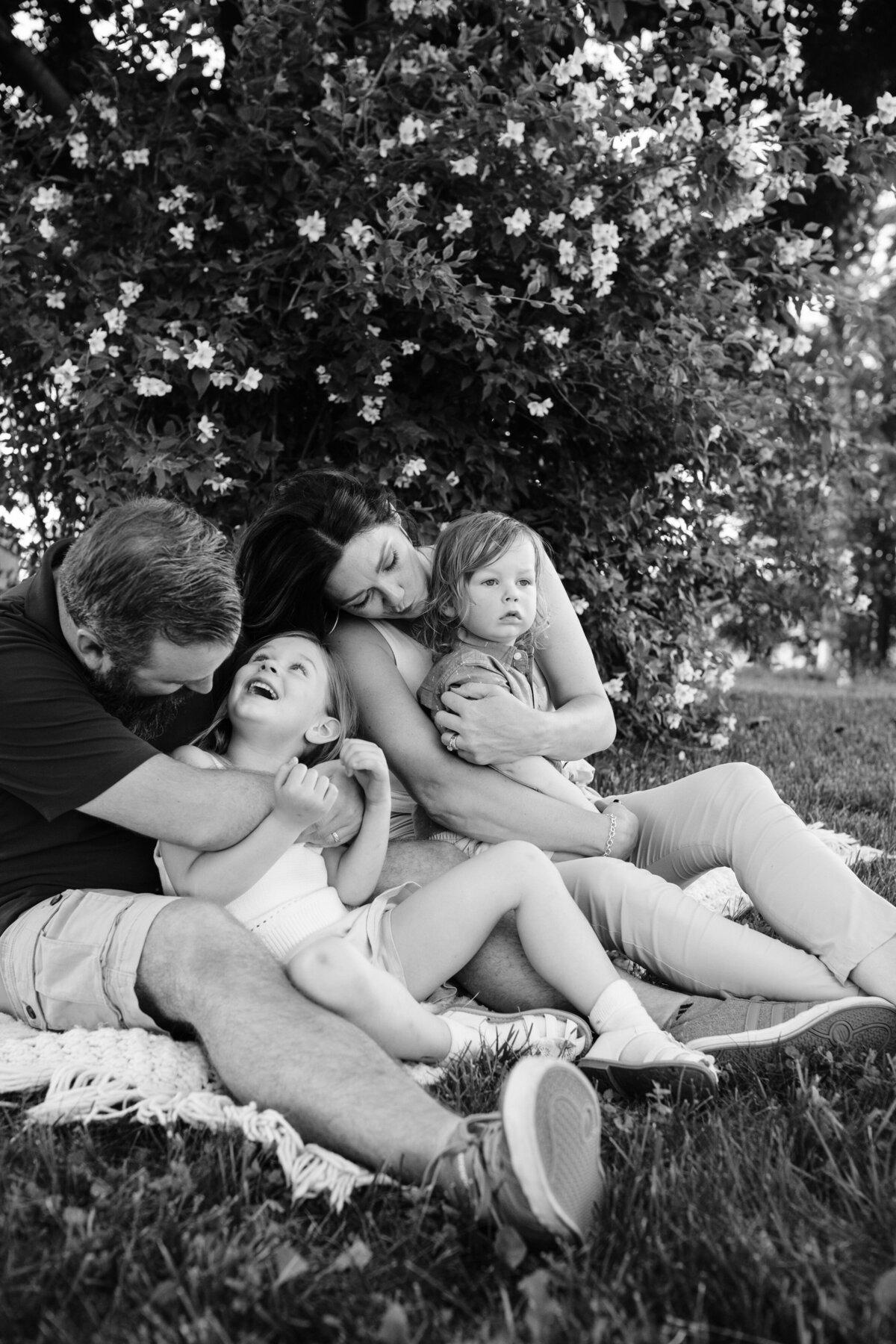 Outdoor-Family-Portraits-in-Hartford