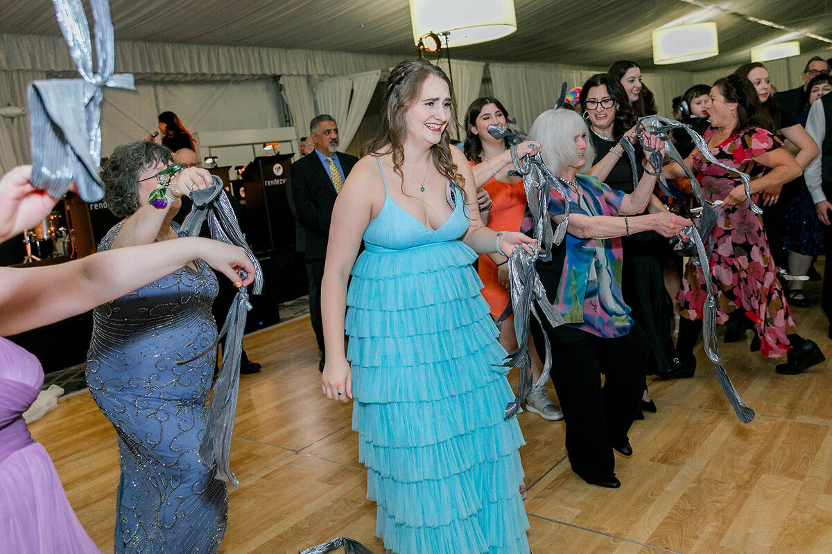 Eliana-Melmed-Photography-Chicago-LosAngeles-Jewish-WeddingPhotography-SimchaDancing-00083