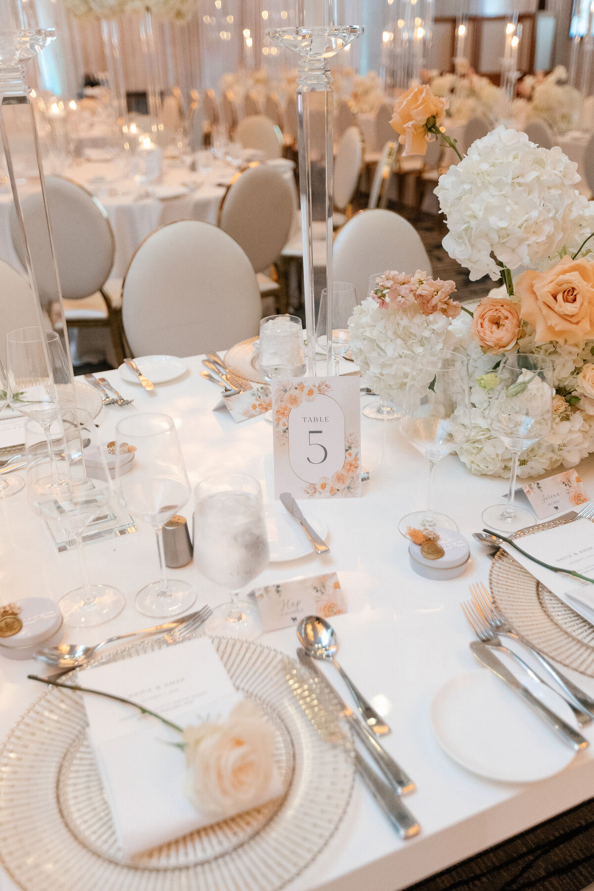 elegant-wedding-reception-decor-table-charger-floral-arrangements-013