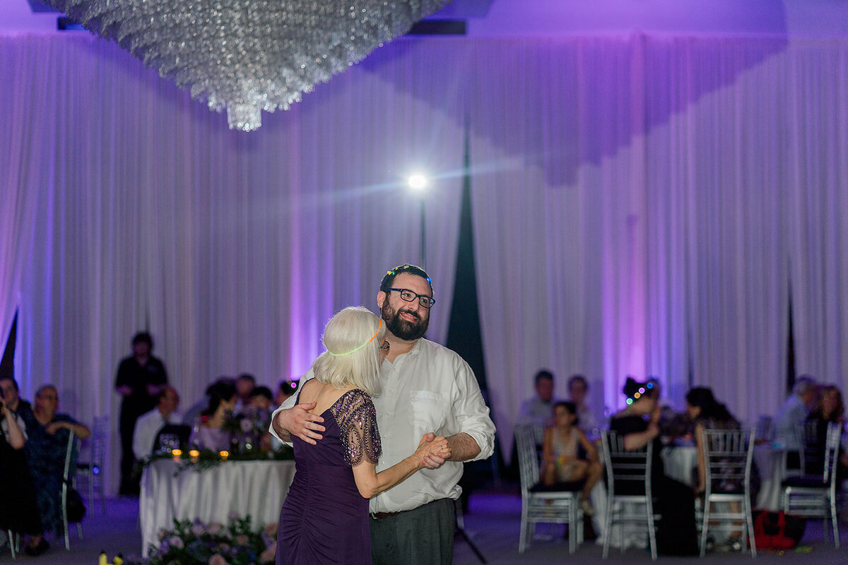 Eliana-Melmed-Photography-Chicago-LosAngeles-Jewish-WeddingPhotography-ElianaSklar-DanceFloor-00266
