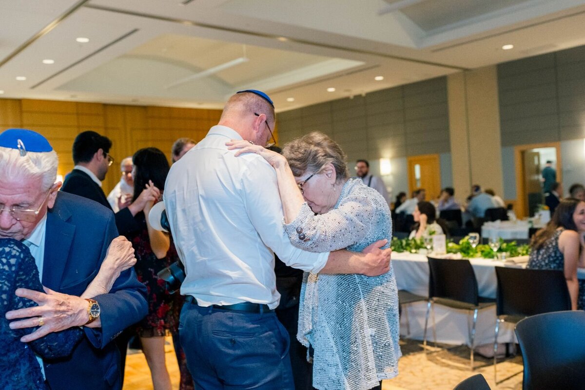 processed_ElianaMelmedPhotography_JewishWeddingPhotographer_ShulaNoah_Dancing-243