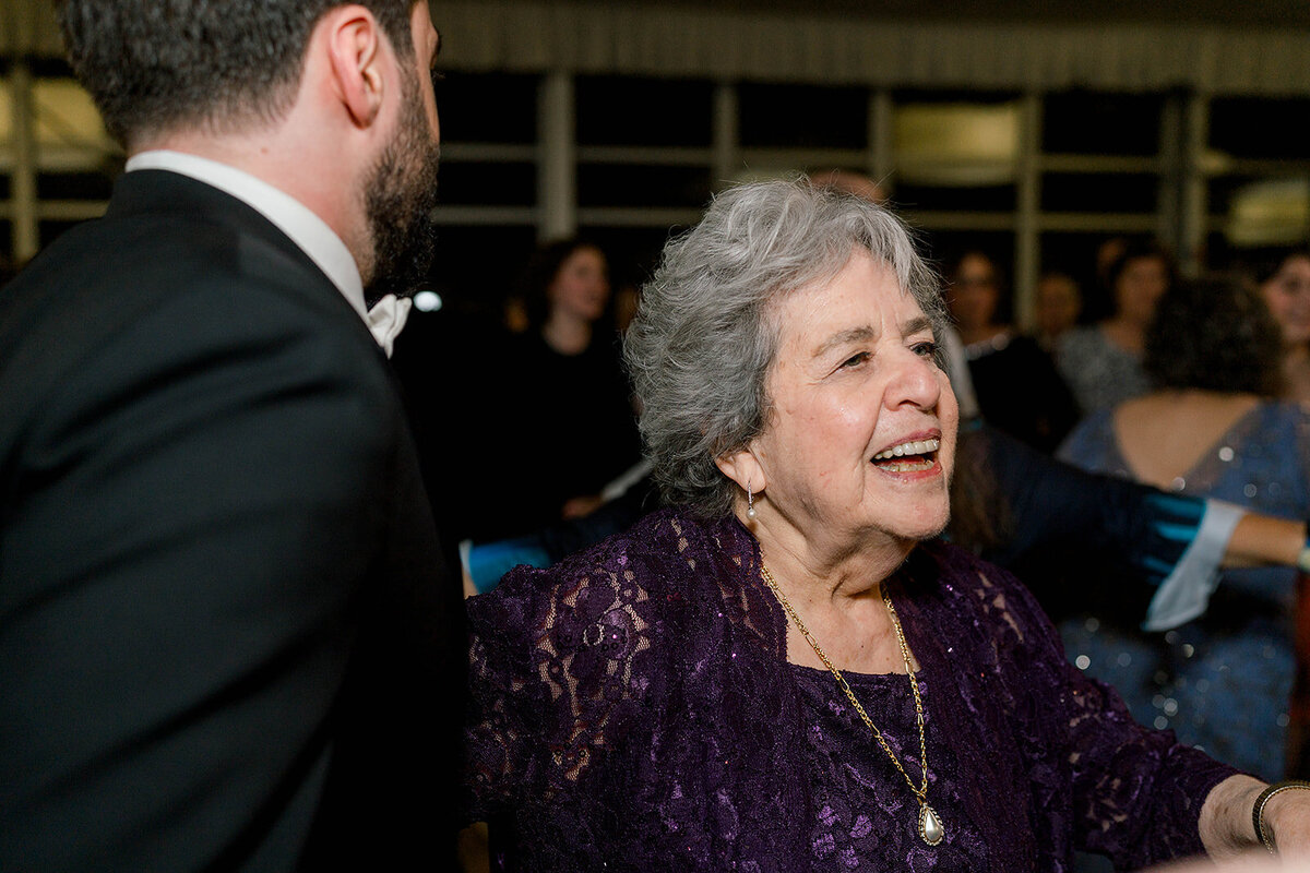 Eliana-Melmed-Photography-Chicago-LosAngeles-Jewish-WeddingPhotography-SimchaDancing-00184