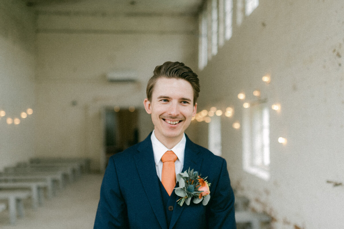 A documentary wedding photo of a groom before the first look in Oitbacka gård captured by wedding photographer Hannika Gabrielsson in Finland