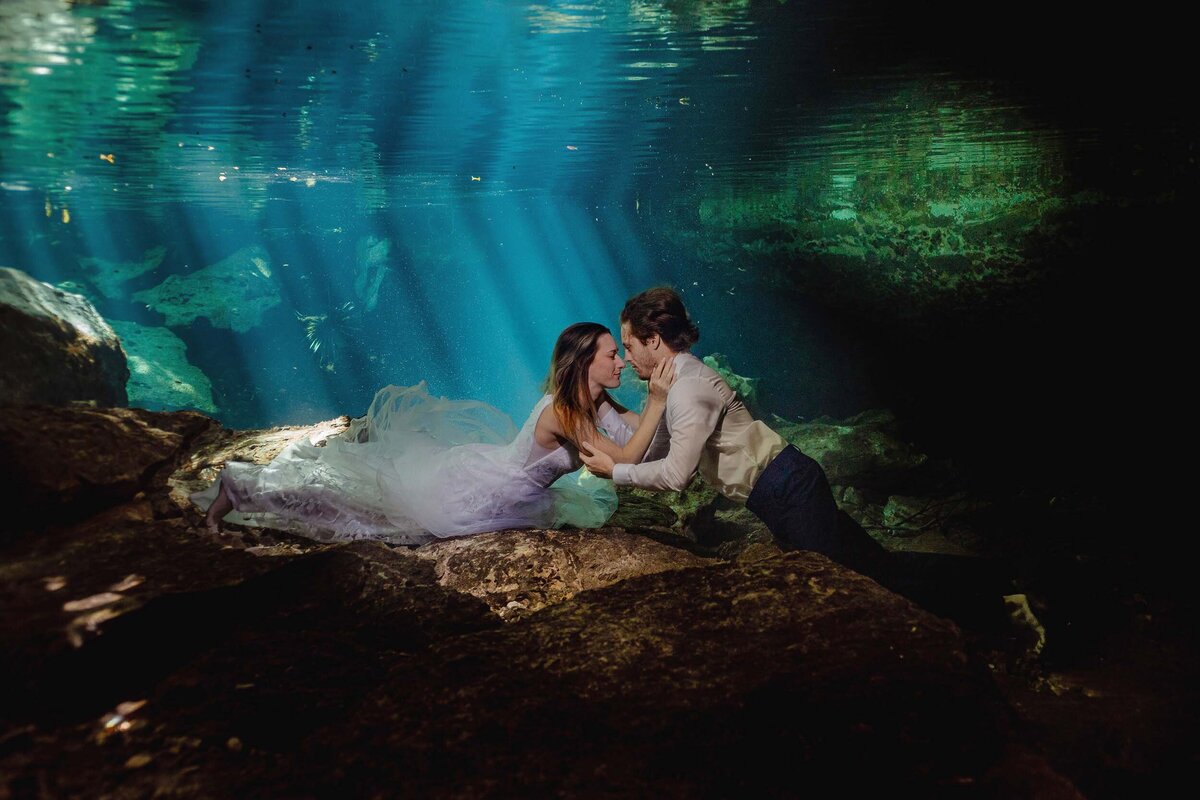 Bride and groom meet underwater during trash the dress in Riviera Maya