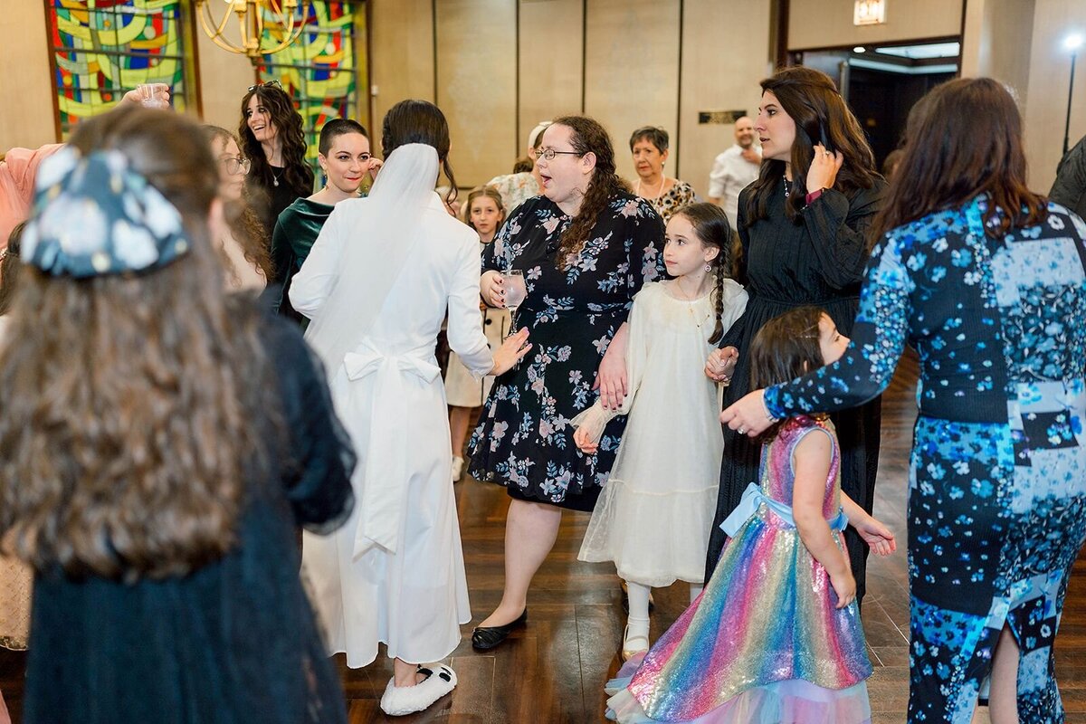 Eliana-Melmed-Photography-Chicago-LosAngeles-Jewish-WeddingPhotographer-CarmiKalman-WomensDancing-00101