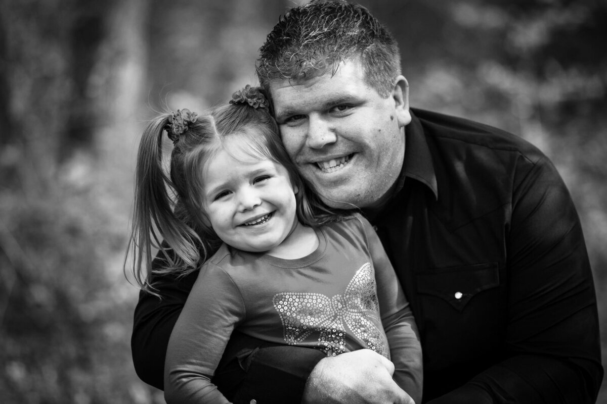 black-and-white-photograph-of-father-and-daughter-hugging