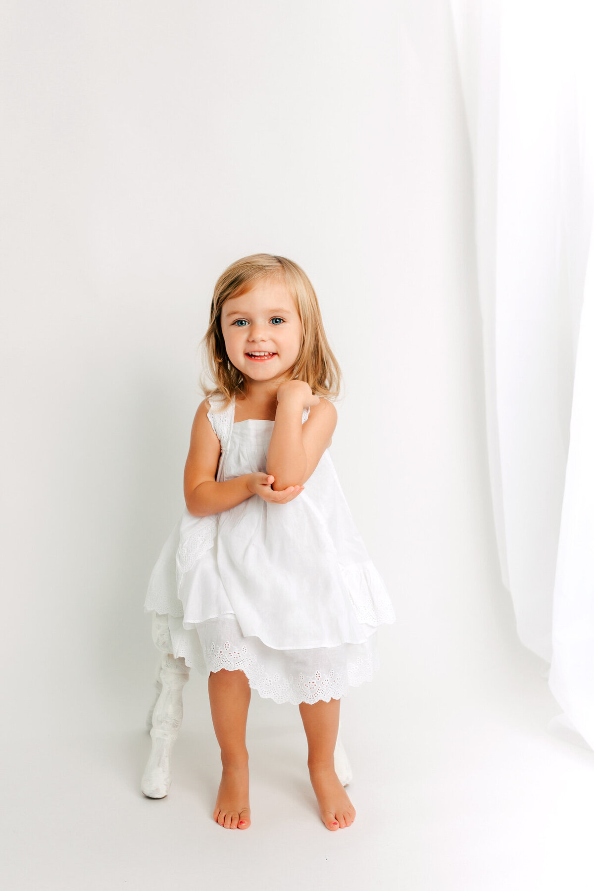 2.5 year old sings songs while her photos is captured by Chelsey Kae Photography