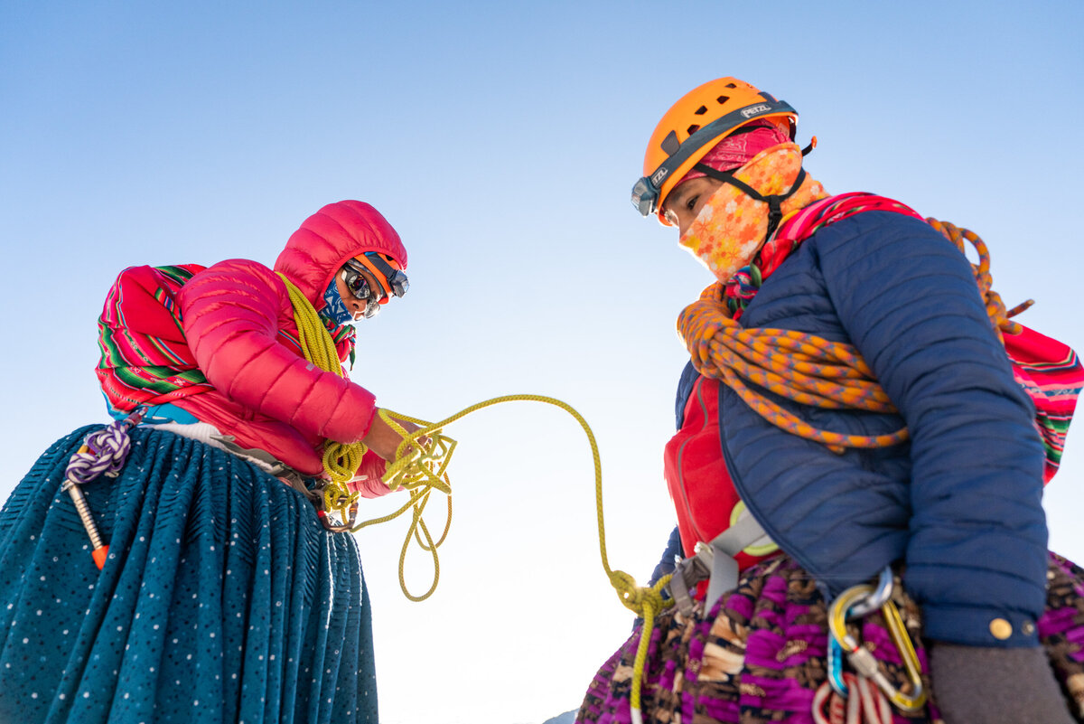 climbing_cholita_cecilia_rufina_rope_andes_bolivia