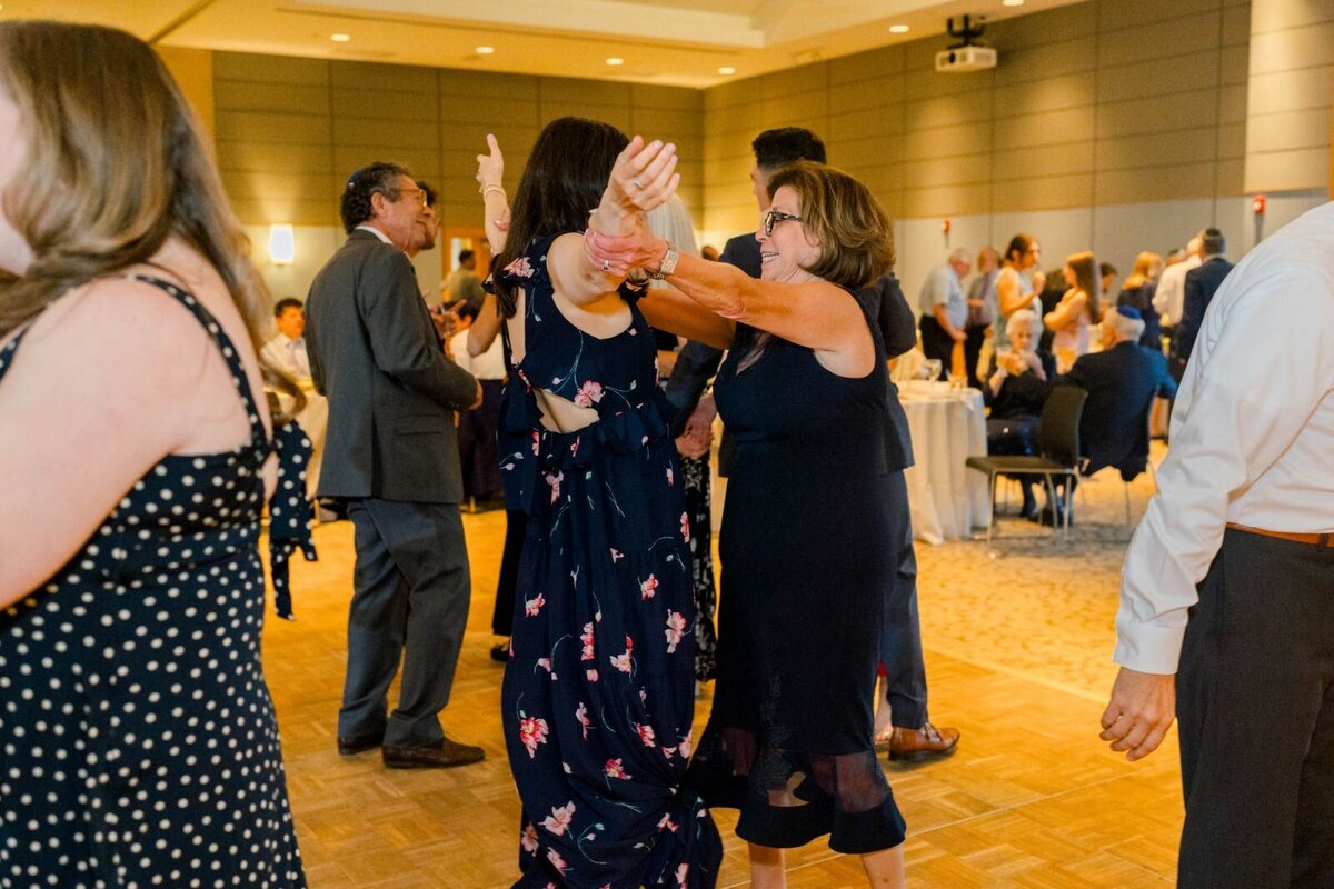 processed_ElianaMelmedPhotography_JewishWeddingPhotographer_ShulaNoah_Dancing-289