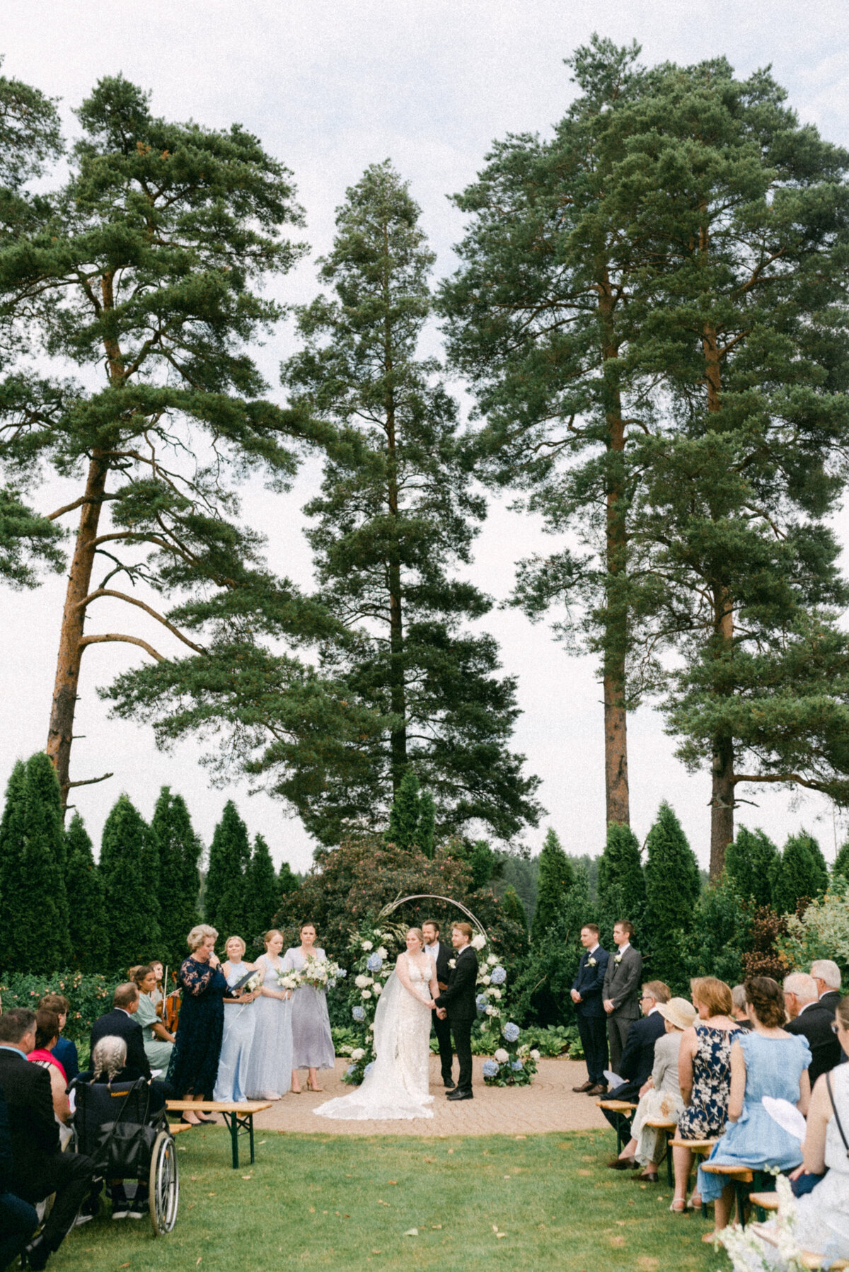 Wedding ceremony in the garden photographed by wedding photographer Hannika Gabrielsson.
