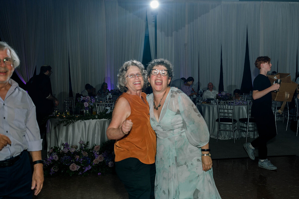 Eliana-Melmed-Photography-Chicago-LosAngeles-Jewish-WeddingPhotography-ElianaSklar-DanceFloor-00338