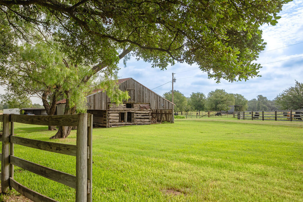 Large open yard with rustic barn at this 5-bedroom, 4-bathroom vacation rental house for 16+ guests with pool, free wifi, guesthouse and game room just 20 minutes away from downtown Waco, TX.