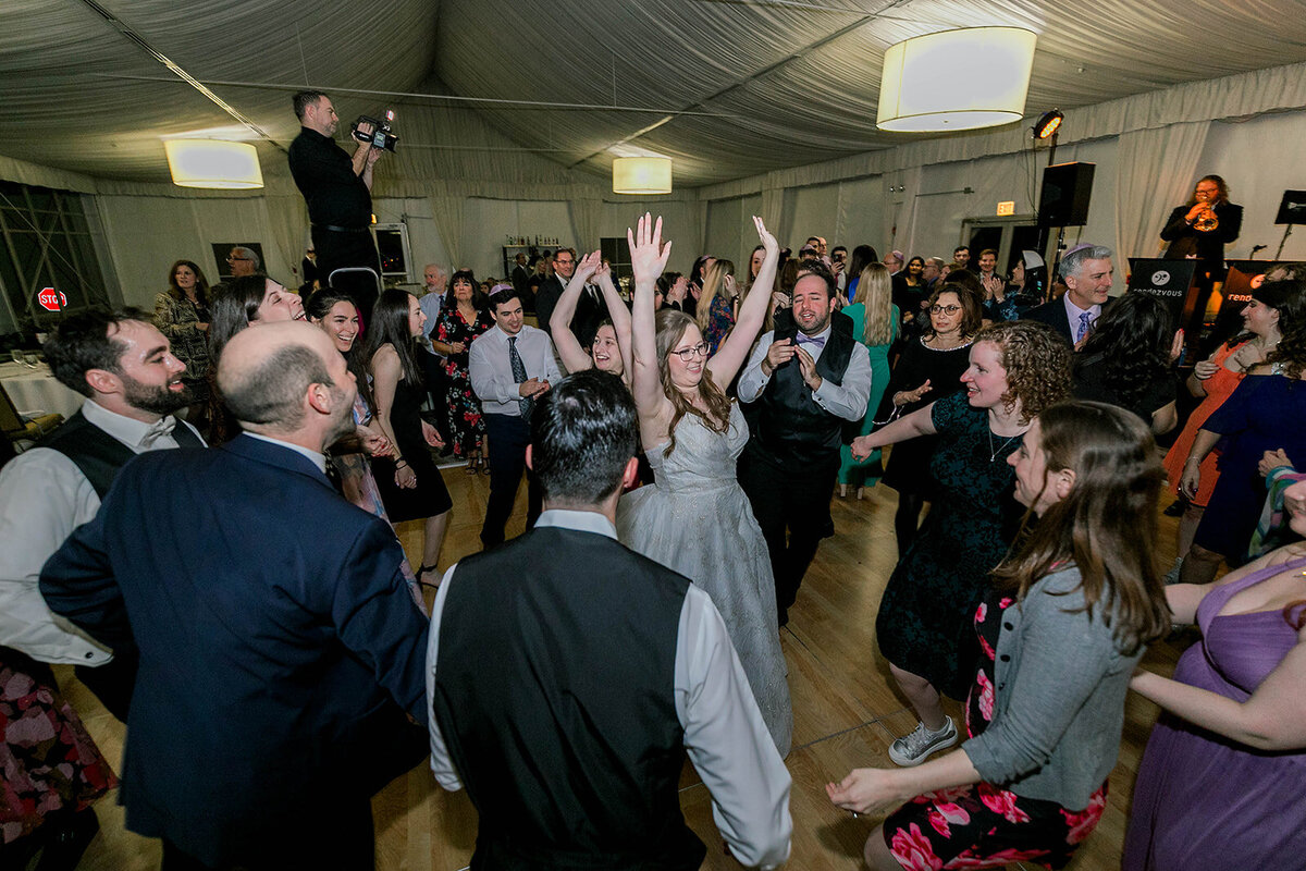 Eliana-Melmed-Photography-Chicago-LosAngeles-Jewish-WeddingPhotography-SimchaDancing-00156