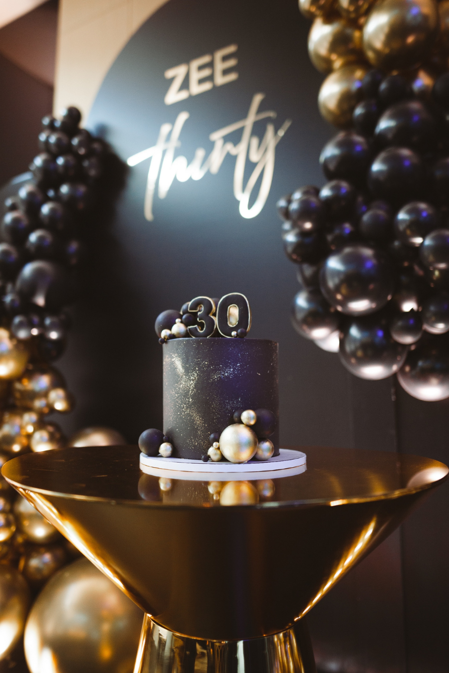 black-gold-thirty-birthday-party-cake-balloons-backdrop