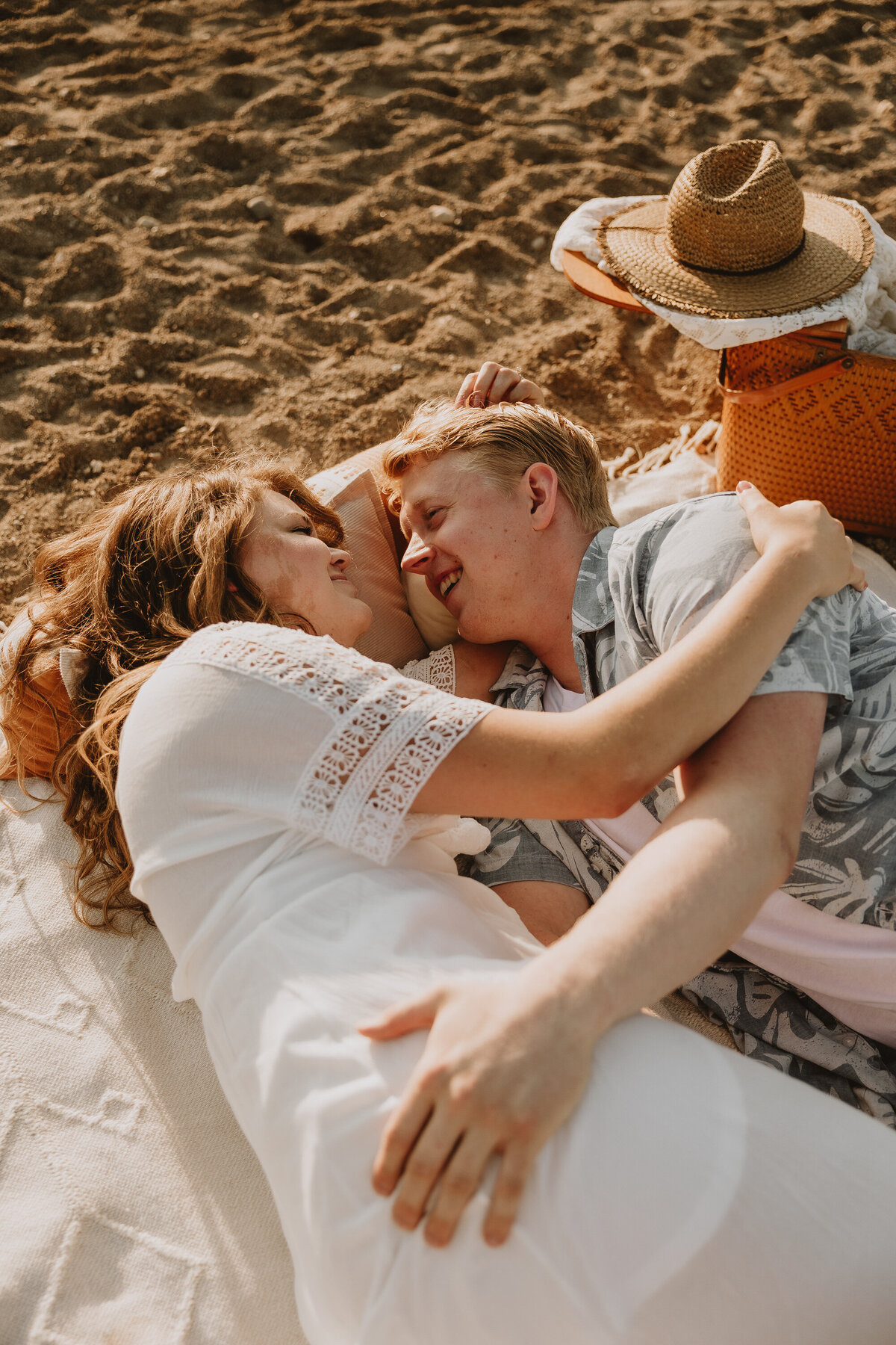 romantic-couple-beach-picnic-9