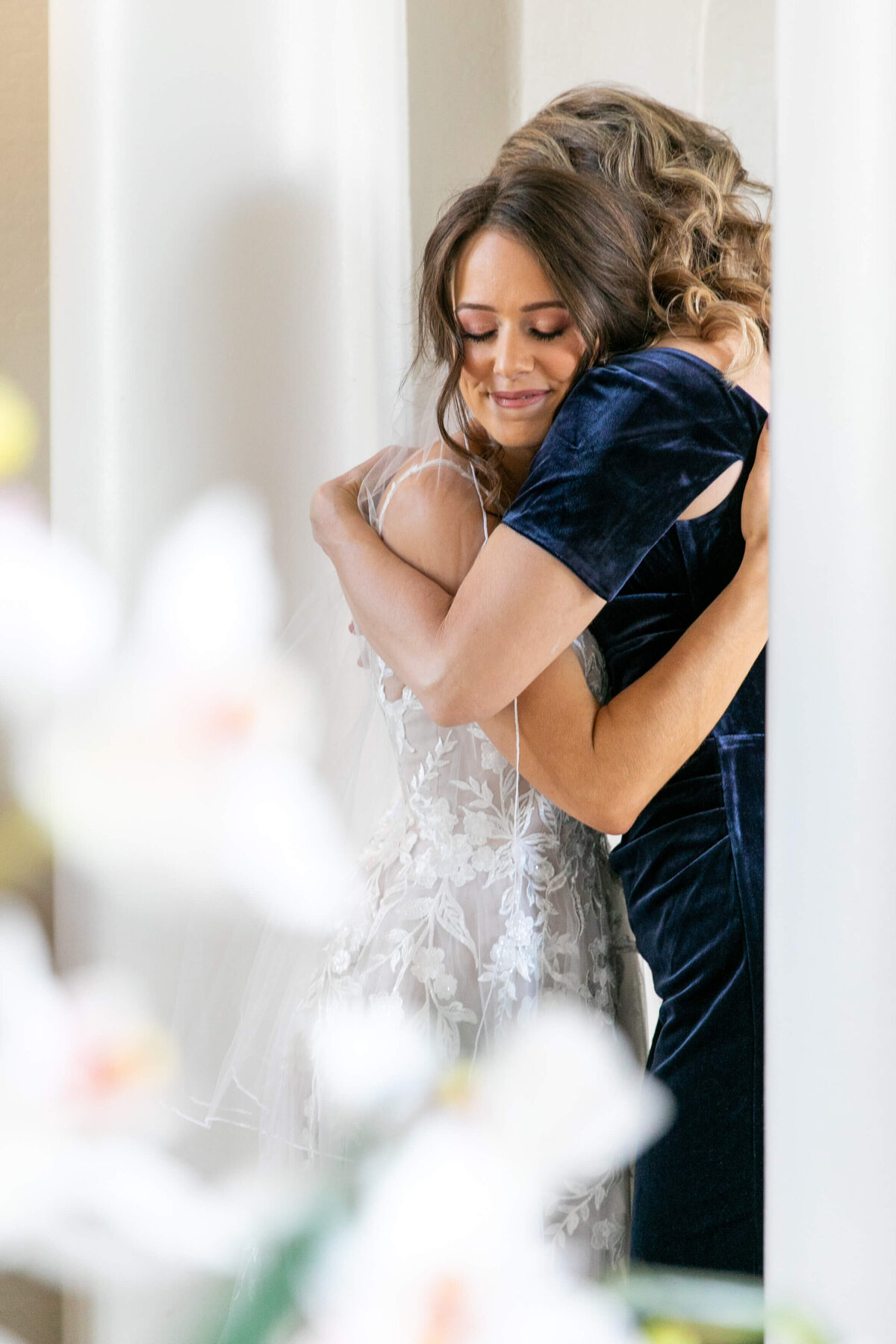 los-angeles-mother-of-the-bride-hug