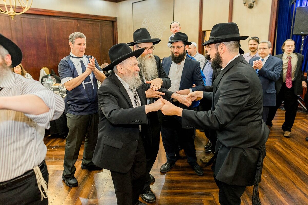 Eliana-Melmed-Photography-Chicago-LosAngeles-Jewish-WeddingPhotographer-CarmiKalman-MensDancing-00033