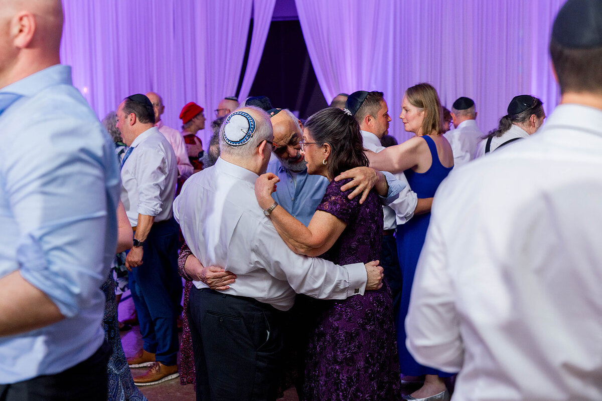 Eliana-Melmed-Photography-Chicago-LosAngeles-Jewish-WeddingPhotography-ElianaSklar-DanceFloor-00098