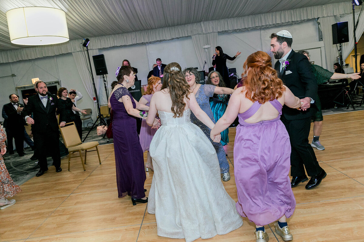 Eliana-Melmed-Photography-Chicago-LosAngeles-Jewish-WeddingPhotography-SimchaDancing-00243