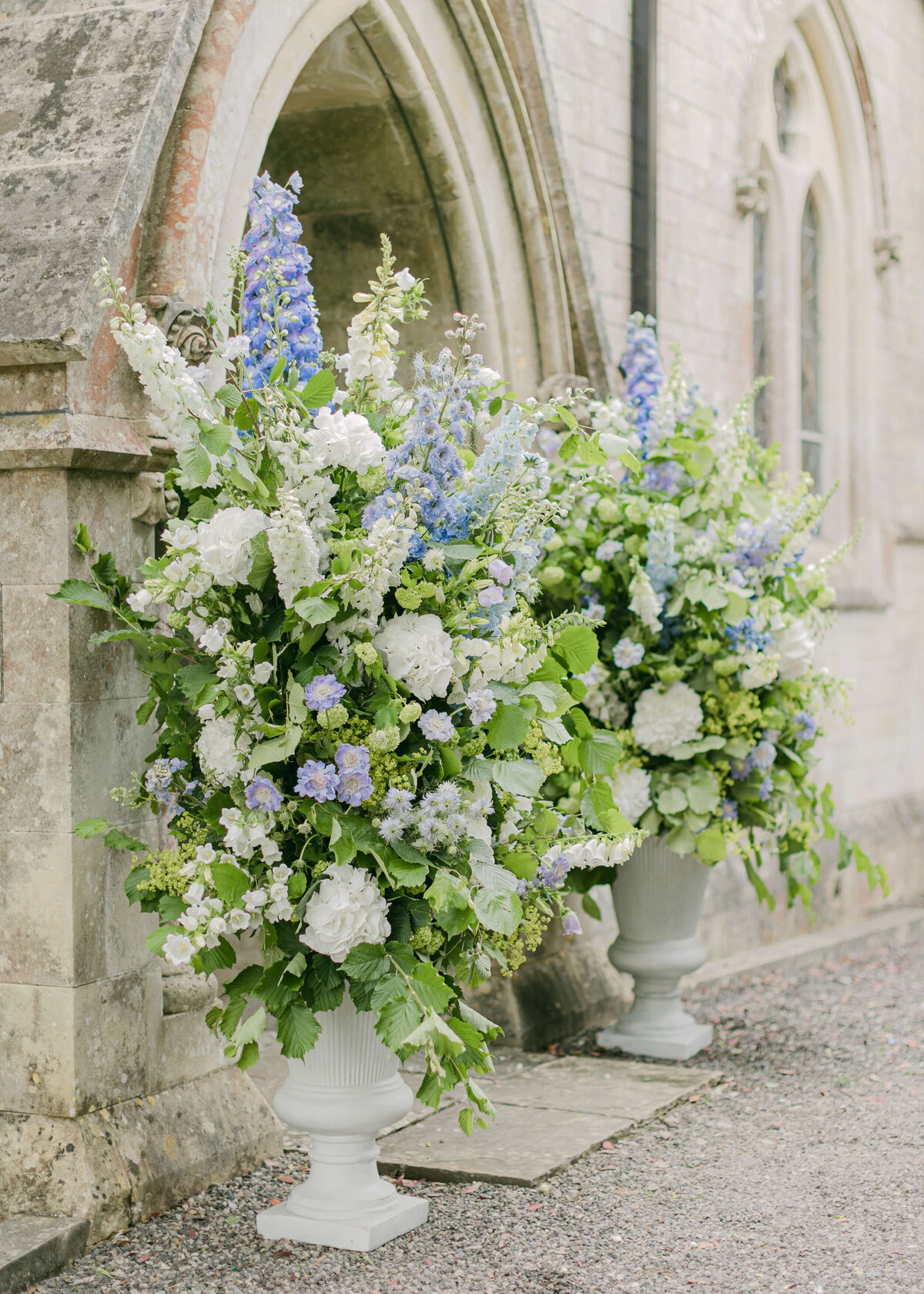 chloe-winstanley-weddings-wiltshire-church-urns-blue-green