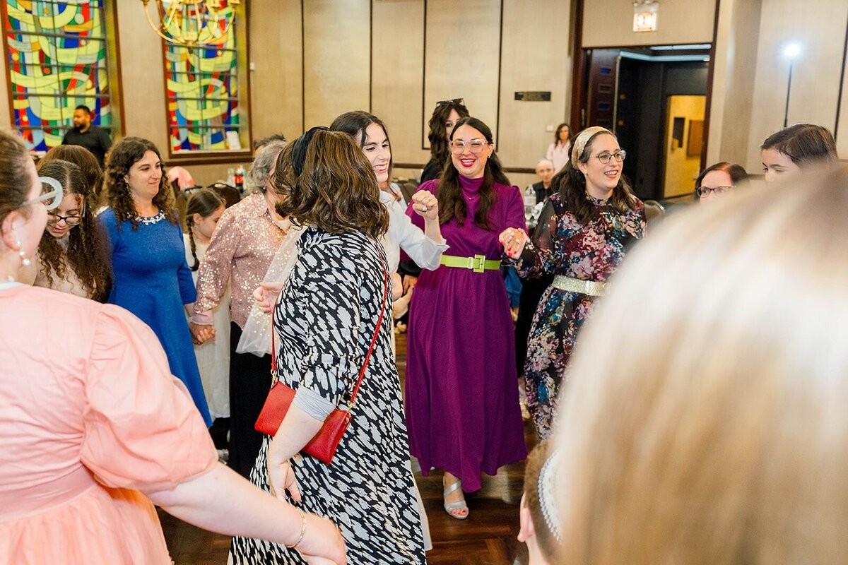 Eliana-Melmed-Photography-Chicago-LosAngeles-Jewish-WeddingPhotographer-CarmiKalman-WomensDancing-00047