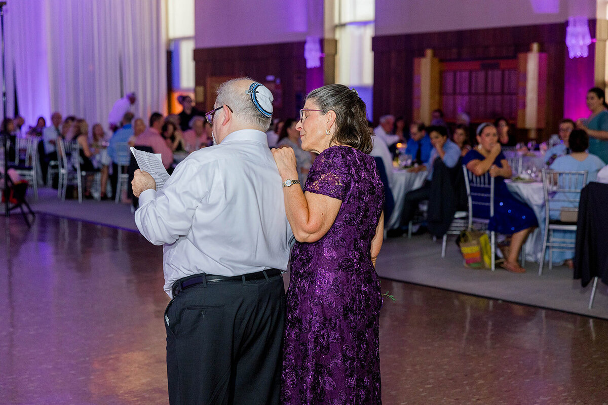 Eliana-Melmed-Photography-Chicago-LosAngeles-Jewish-WeddingPhotography-ElianaSklar-DanceFloor-00041