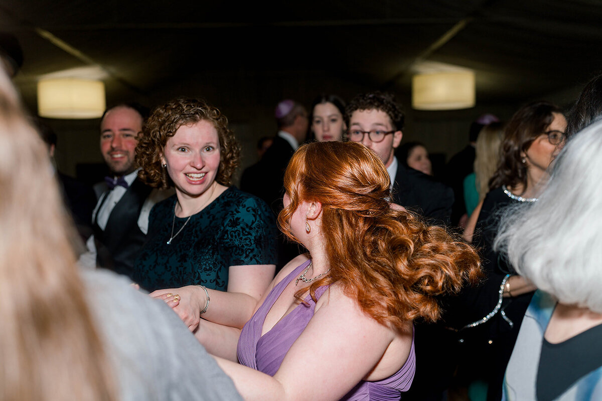 Eliana-Melmed-Photography-Chicago-LosAngeles-Jewish-WeddingPhotography-SimchaDancing-00150