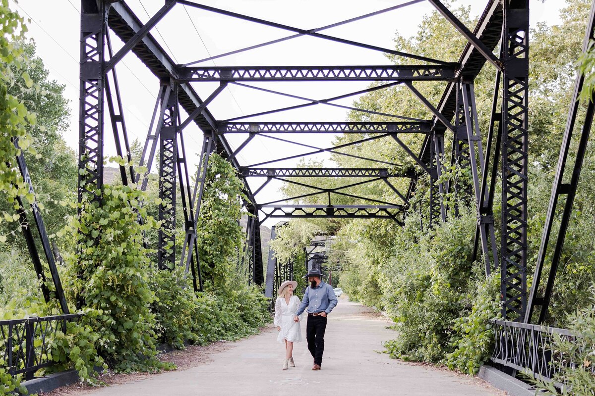 engagement-session-sweetwater-river-bridge-2