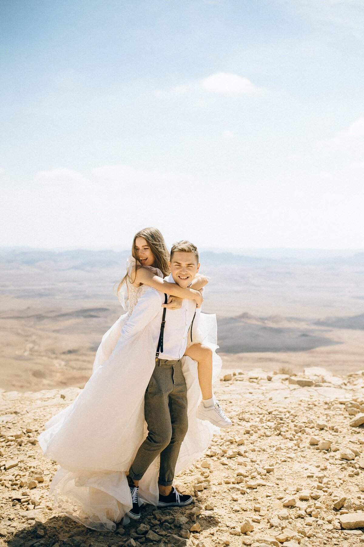 couple-elopement-in-desert