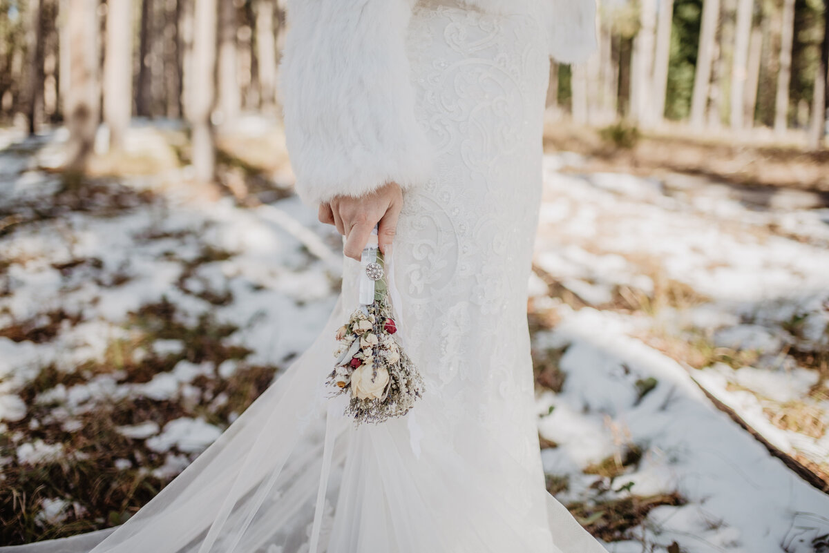 Jackson Hole Photographers capture bridal details with bouquet