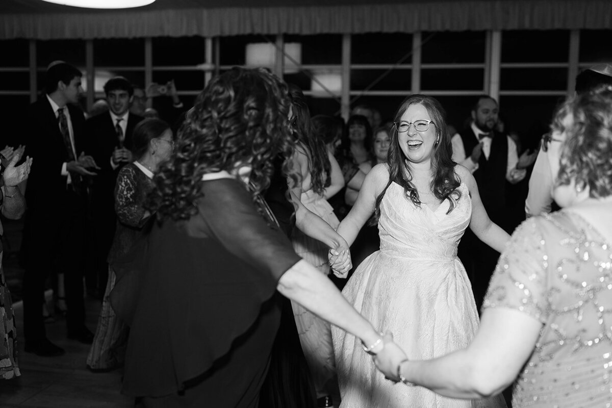 Eliana-Melmed-Photography-Chicago-LosAngeles-Jewish-WeddingPhotography-SimchaDancing-00219