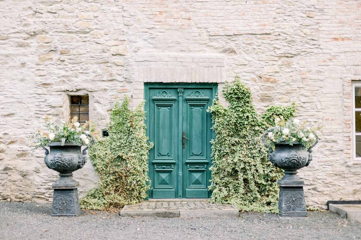 zelené dveře v toskánském stylu