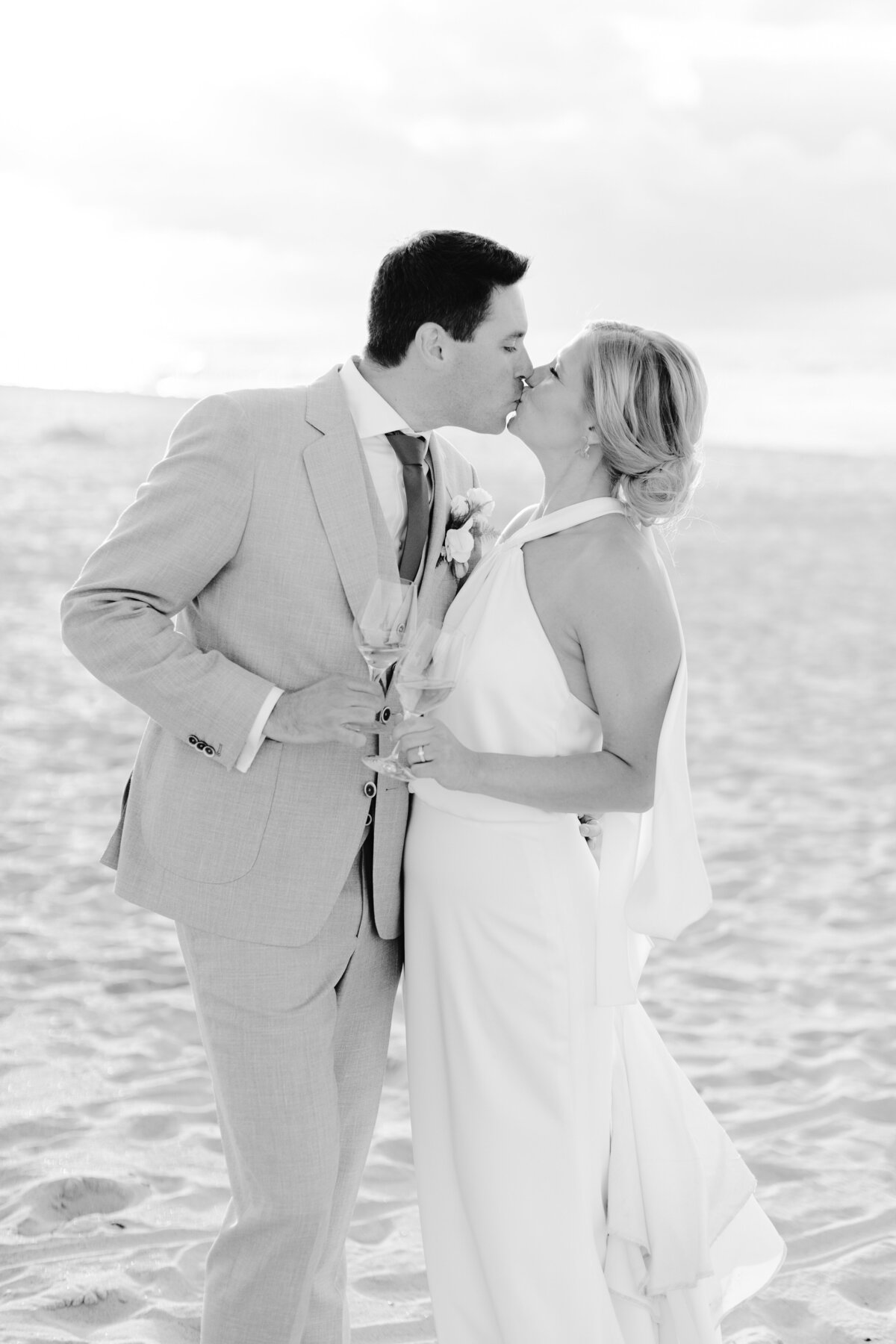 Katherine & Jean-Louis wedding - LDR Ph-730-zw Hotel de Blanke Top Beachclub Moio Strand Beach Wedding