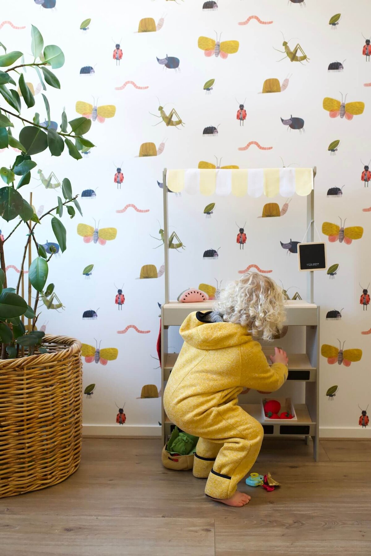 Interieurinrichting kinderslaapkamer met speels behang