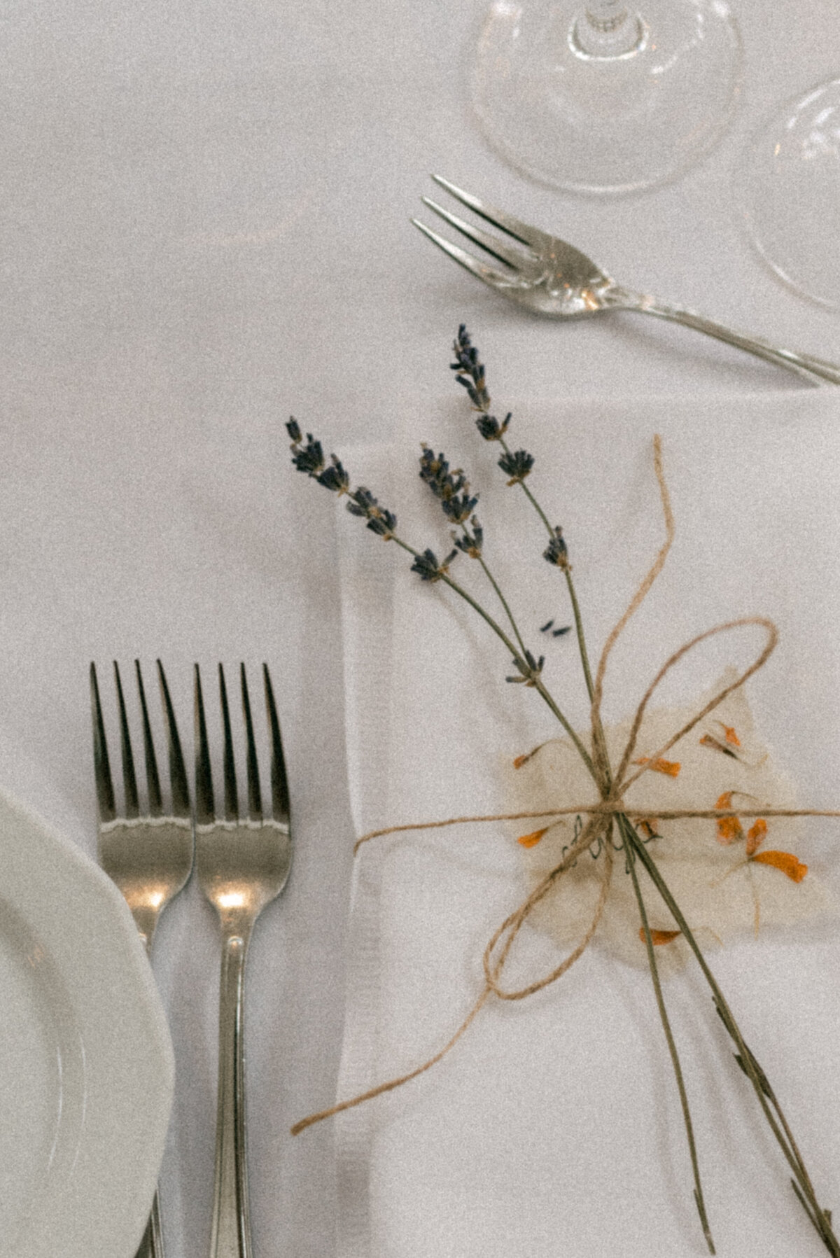 A documentary wedding  photo of a table setting in Oitbacka gård captured by wedding photographer Hannika Gabrielsson in Finland