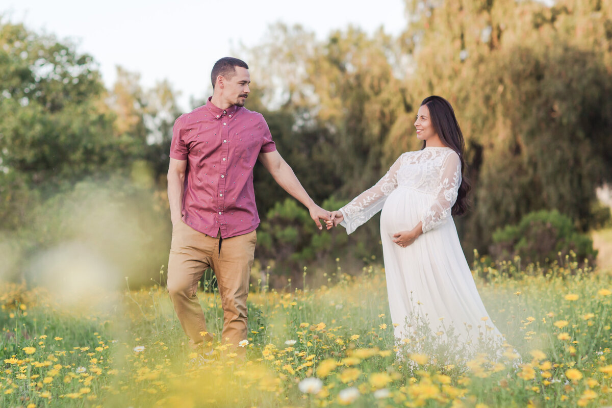 maternity-photography-san-diego-walking-in-field