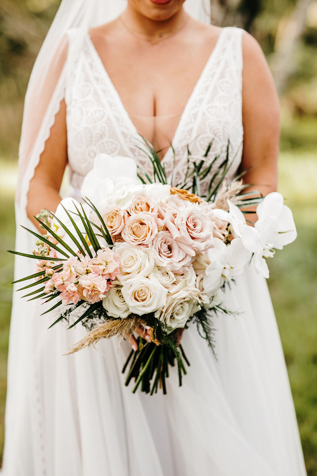 beach-weddings-in-delaware-bride-with-bouquet
