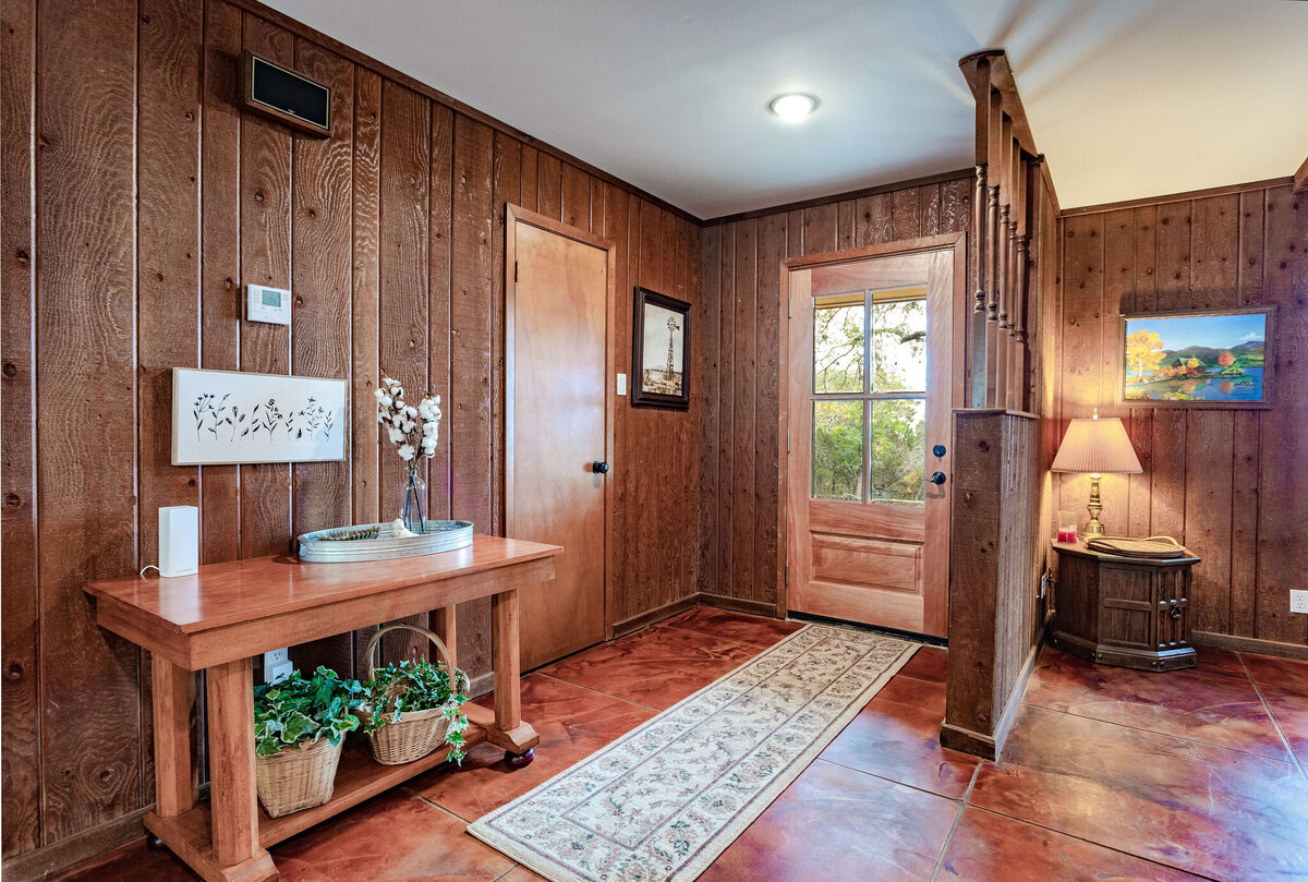 Beautiful entry with entry table in this three-bedroom, two-bathroom ranch house for 7 with incredible hiking, wildlife and views.