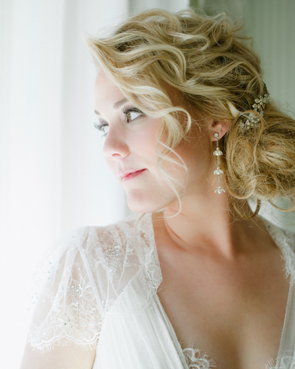 classic modern wedding bridal portrait bride hairstyle soft light photography