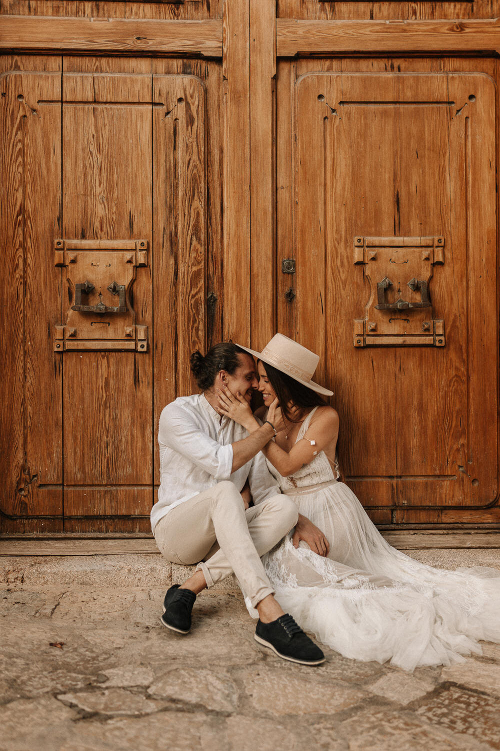 Brautpaar sitzend vor einer Holztür